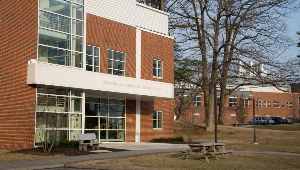 Exterior of the Pickus Center for Biomedical 研究 building on the Biddeford Campus